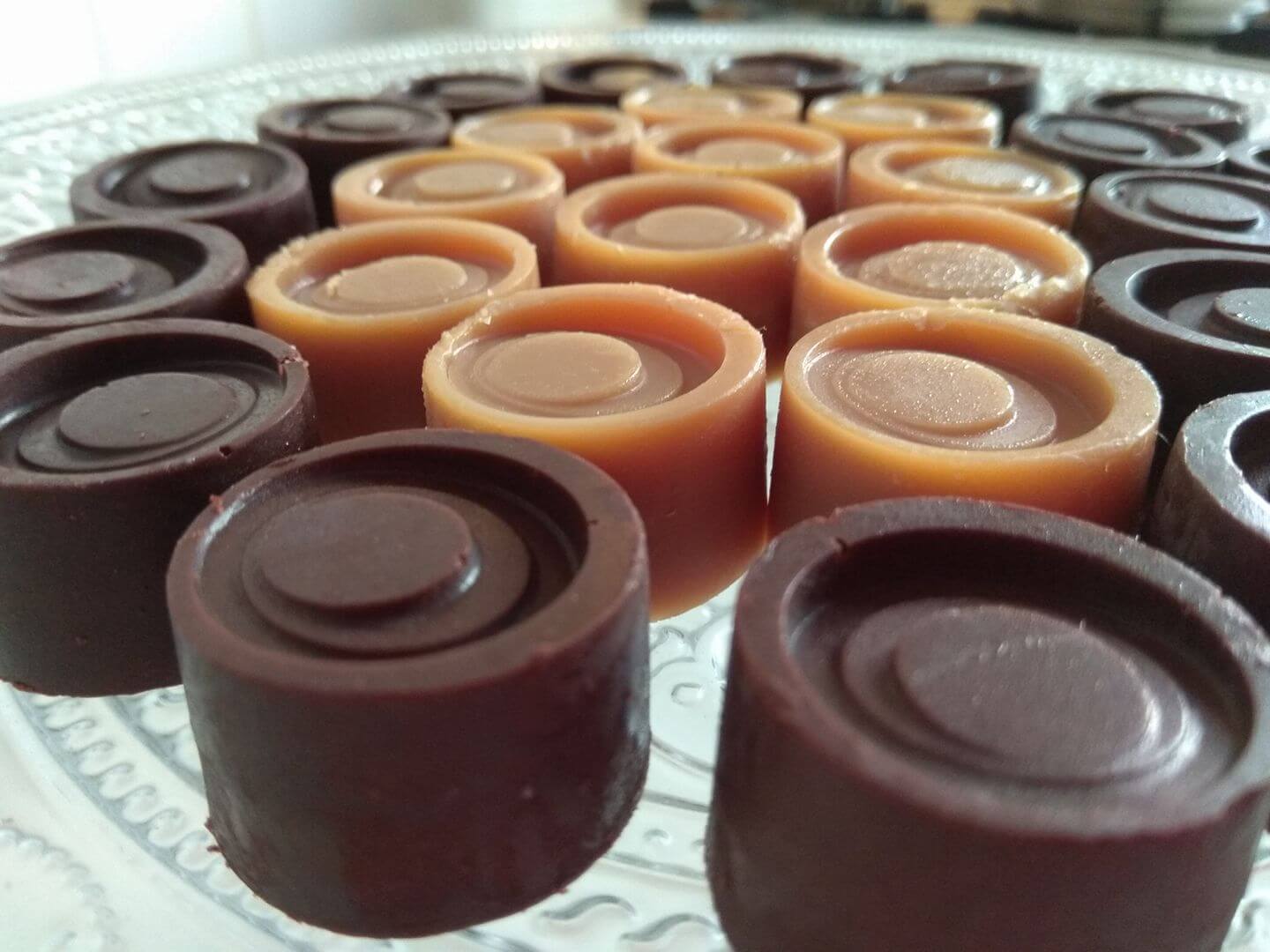 שוקולד רואו מריר ולבן במילוי קוקוס-לימון